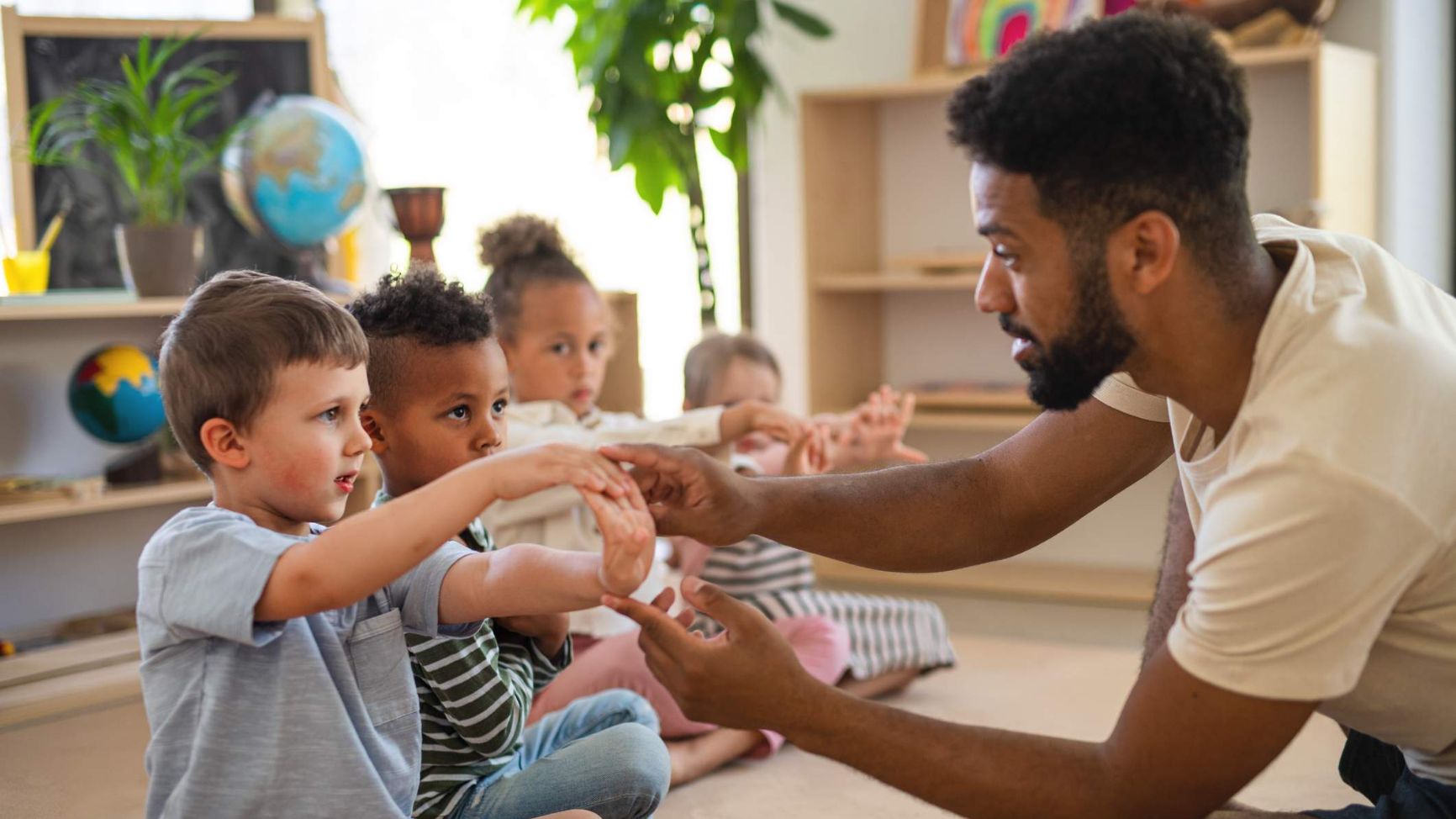 Betreuer mit Kindern in der Kita Yemayá
